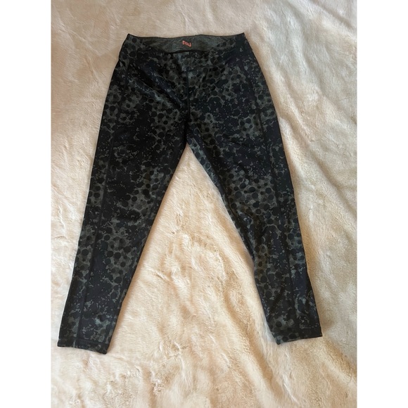 NWOT - Nola Cropped yoga pant (Penningtons) - Picture 2 of 3